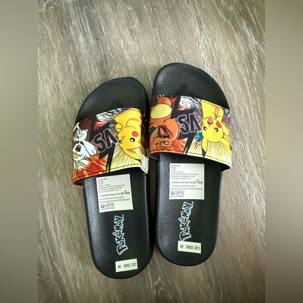 Kids' Black Slides with Pikachu Graphic Size 1